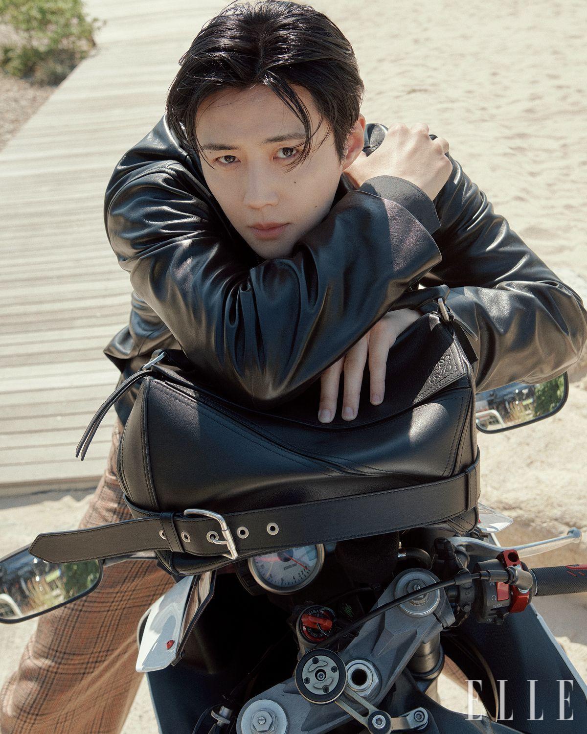 ELLE Korea x Loewe x 金宣虎这个夏日，一起回到属于金宣虎的海