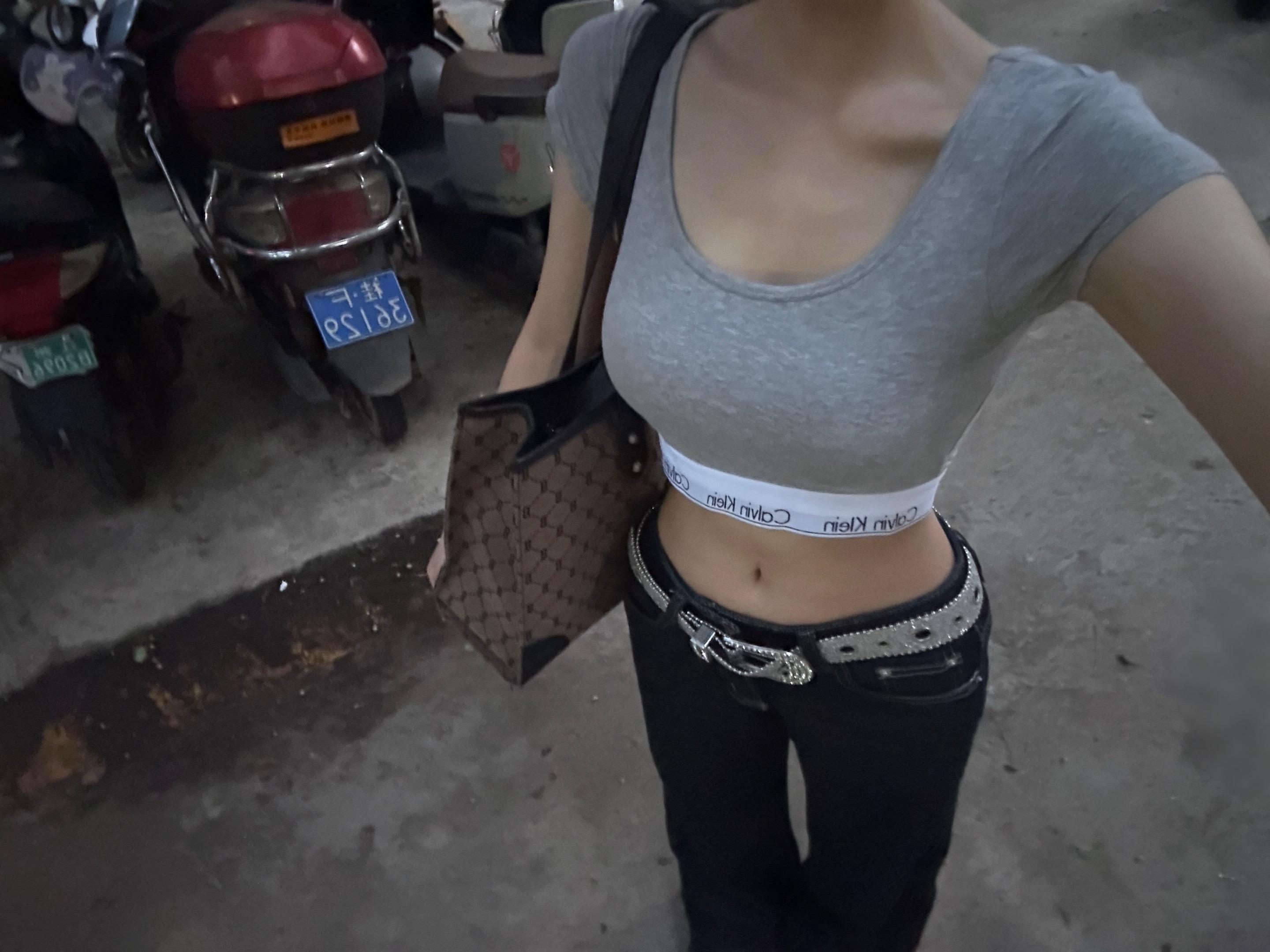 她话很多 很粘人 我很喜欢