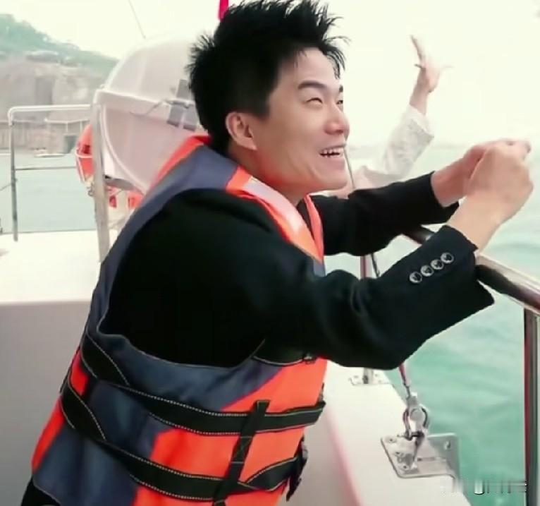 互联网喜欢“造神”，更喜欢“毁神”。
     就拿董宇辉来说，刚爆火出圈时，舆