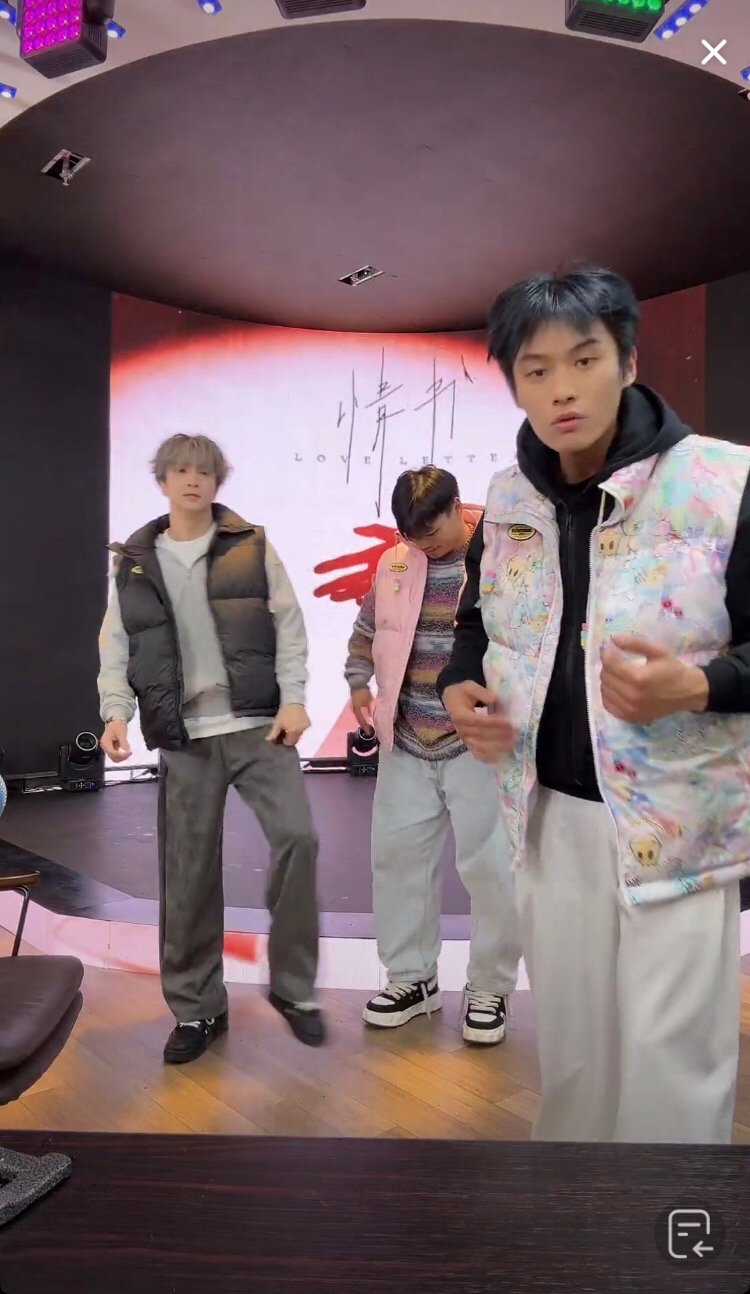 小杨哥、薛之谦合体直播太好笑了啊，小杨哥一直在喊“签哥 签哥”[允悲] ​​​