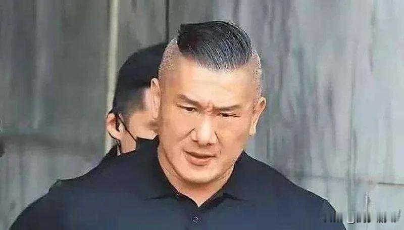 两边骂恰恰说明做对了，你可能不太懂其中深意，那就继续坚持干！不然真就一切皆无了 