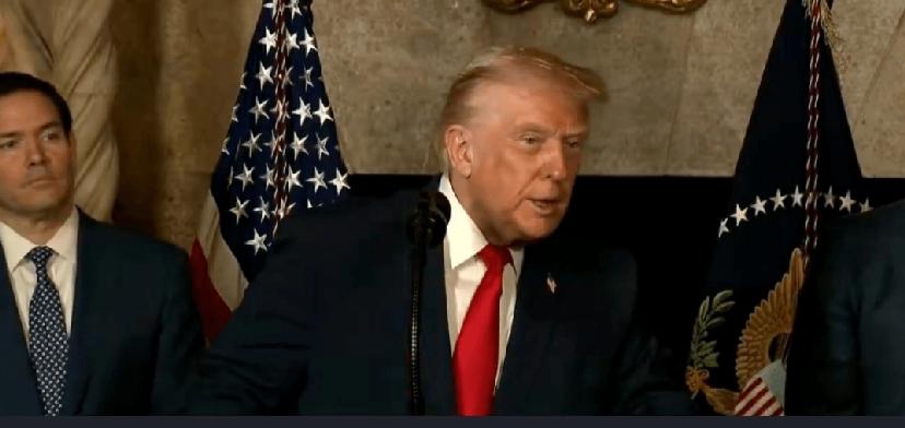 美国总统特朗普再度就格陵兰岛问题强硬表态，强调美国“必须得到格陵兰岛”，称此举纯