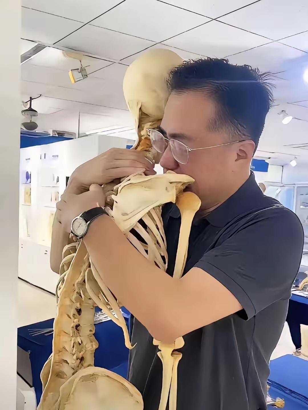 看到这一幕
恩师张金哲院士已经去世了
但是，恩师的遗骸做成了标本
再看到恩师的时