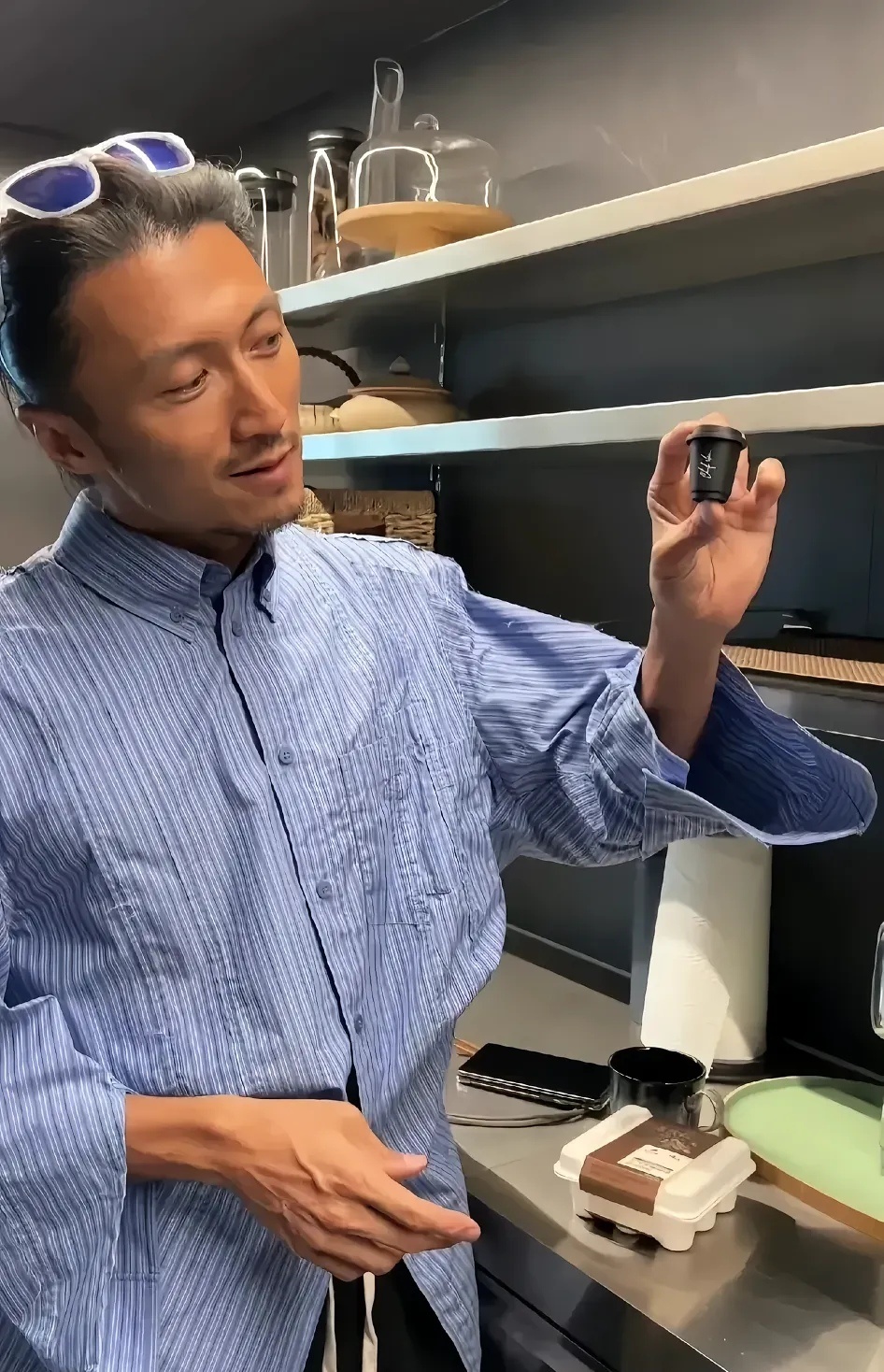 帅了一辈子，不染发，敢于承认自己老了。佩服！ ​​​