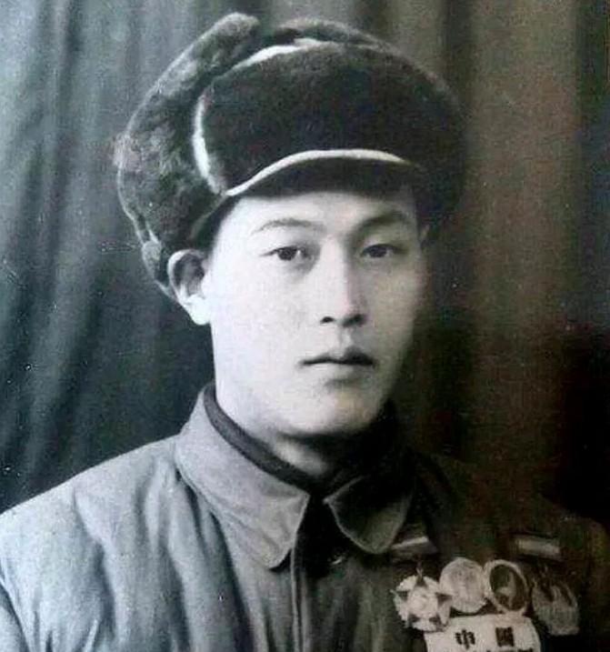 1952年，志愿军战士张文荣被美军俘虏后叛变，经过改造后，张文荣被安排打入志愿军