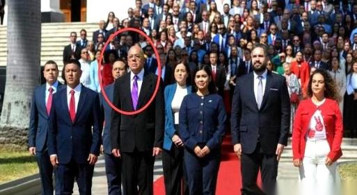 这局棋下的，真是绝了。
亲哥跑去跟美国人密谈，谈的条件是：把我妹扶上台，我老板马