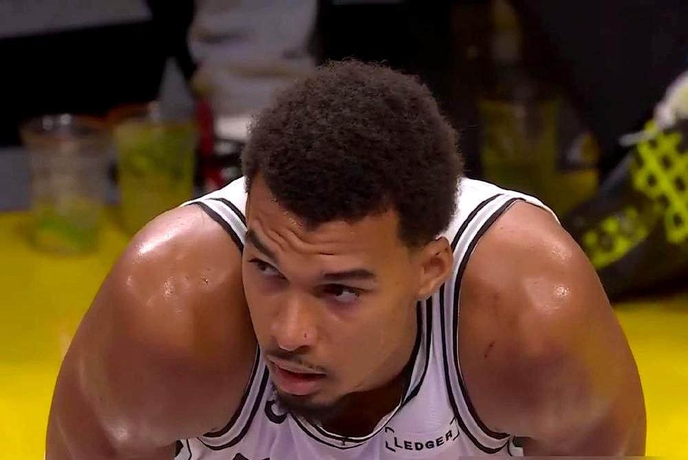 被骂防守漏勺的球员，他一休息，球队进攻直接哑火。
 

他的防守效率114，在队