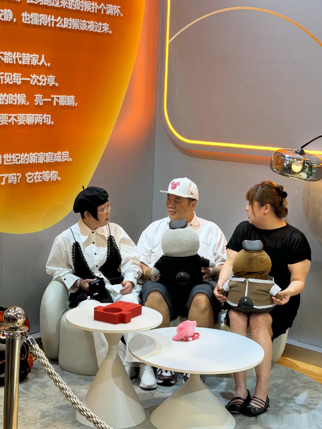 有网友在香港秋季电子展偶遇苑琼丹、林子聪和陈嘉佳，也是紧跟时代潮流走在AI和机器
