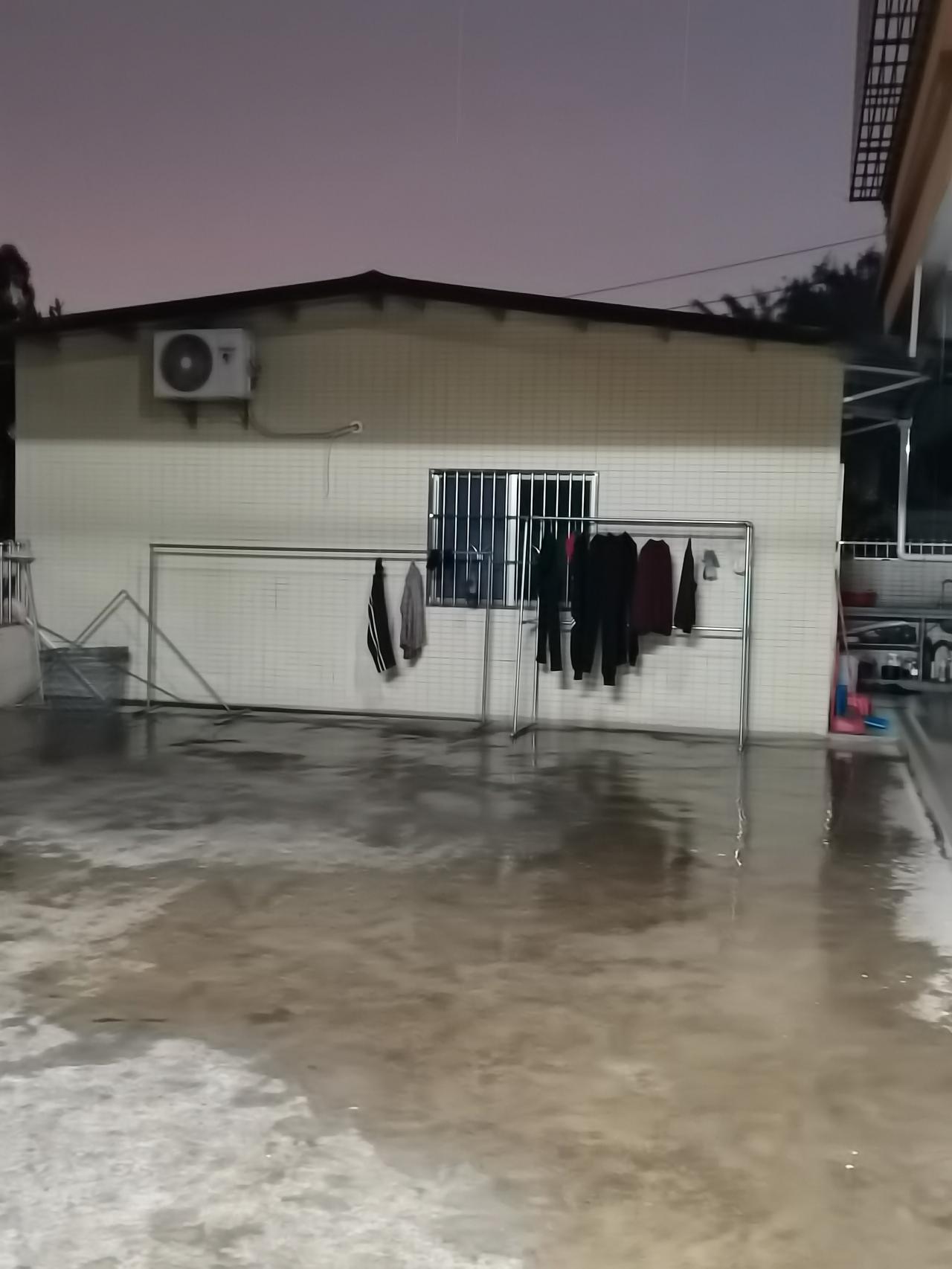 2026年的第一场雨，也是我们来到惠州后的第一场雨，我的出租屋在一楼的铁皮房，岭