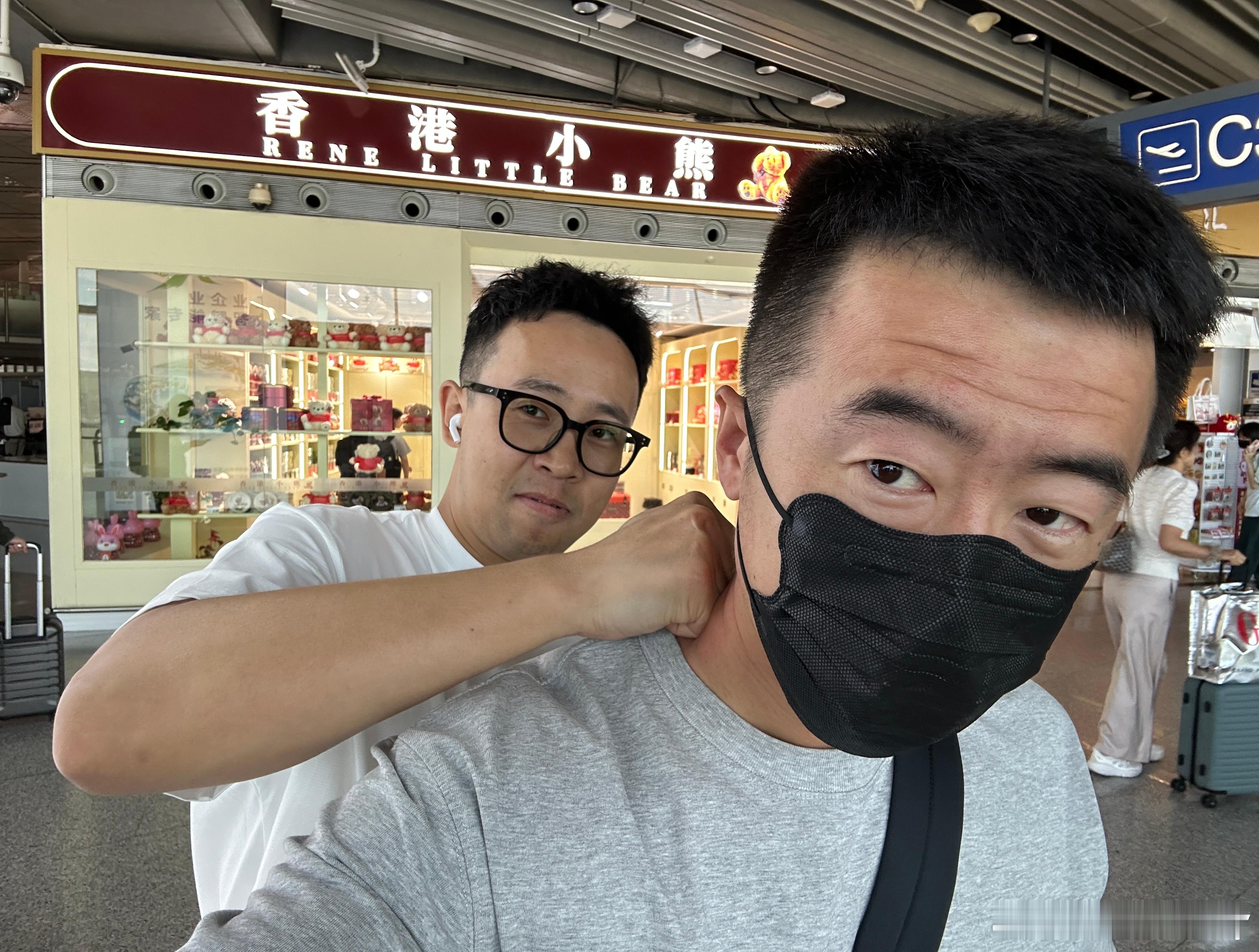 落枕了 脖子疼～同事给揉了揉 这手法应该没少出去按摩… 北京·首都机场T3航站楼
