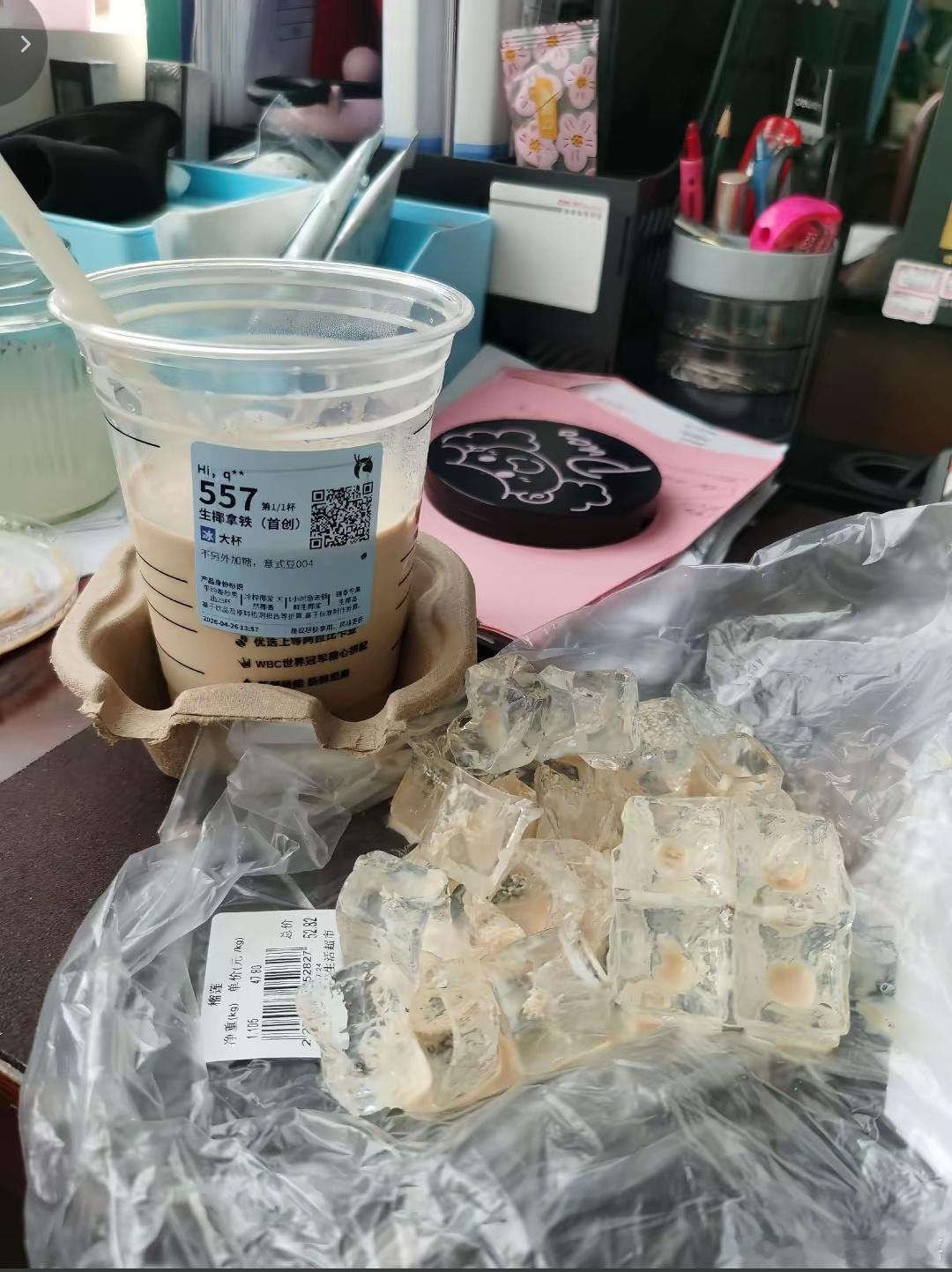 瑞幸咖啡去冰后仅半杯花全款买整杯饮品，去冰直接只剩半杯我们买的是饮品，不是冰块，