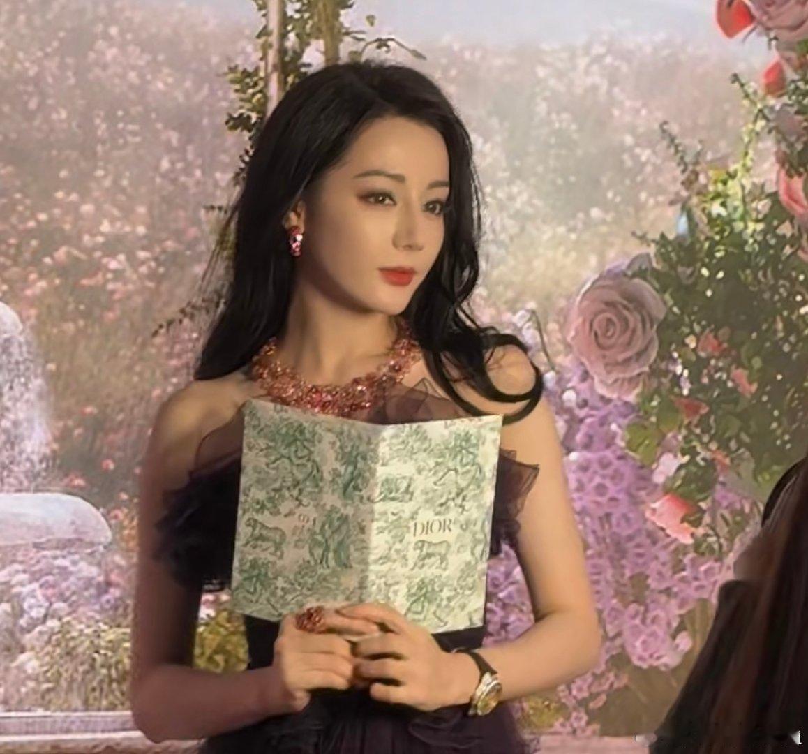 迪丽热巴非走秀未发布款迪丽热巴未发布款迪丽热巴今晚Dior高珠展造型，上身这件是