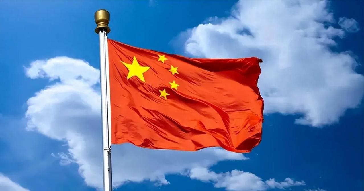 #国庆大家每人一句，祝福咱们新中国#五星红旗随风飘扬，胜利歌声多么嘹亮，歌唱我们