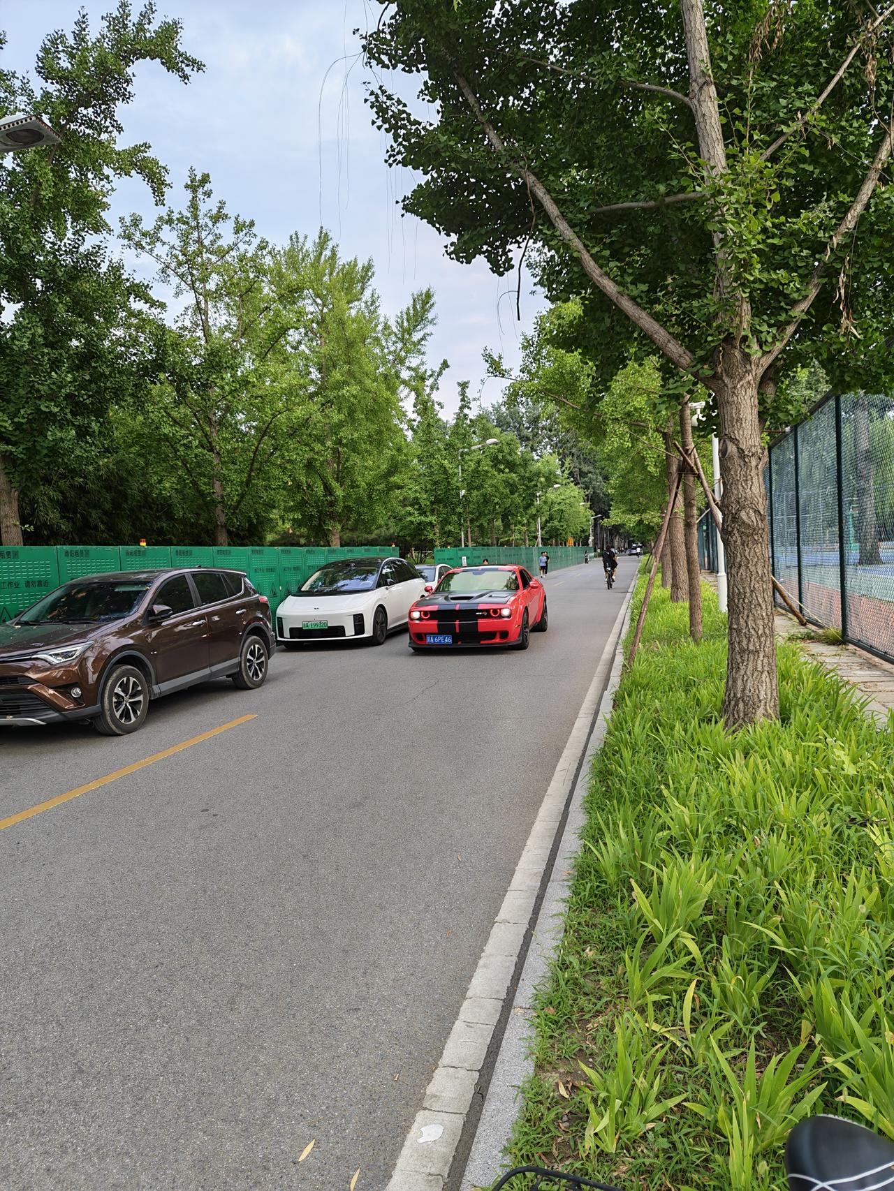 夏日生活打卡季在北体校园看到一辆红色跑车