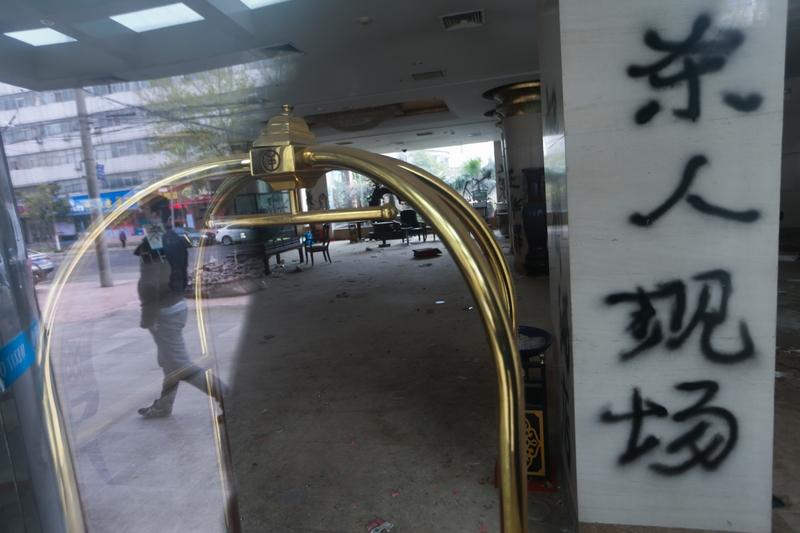 这“空手套白狼”的骗贷案真是让人唏嘘。王华本有安稳工作，却因赌博染上恶习，债务越