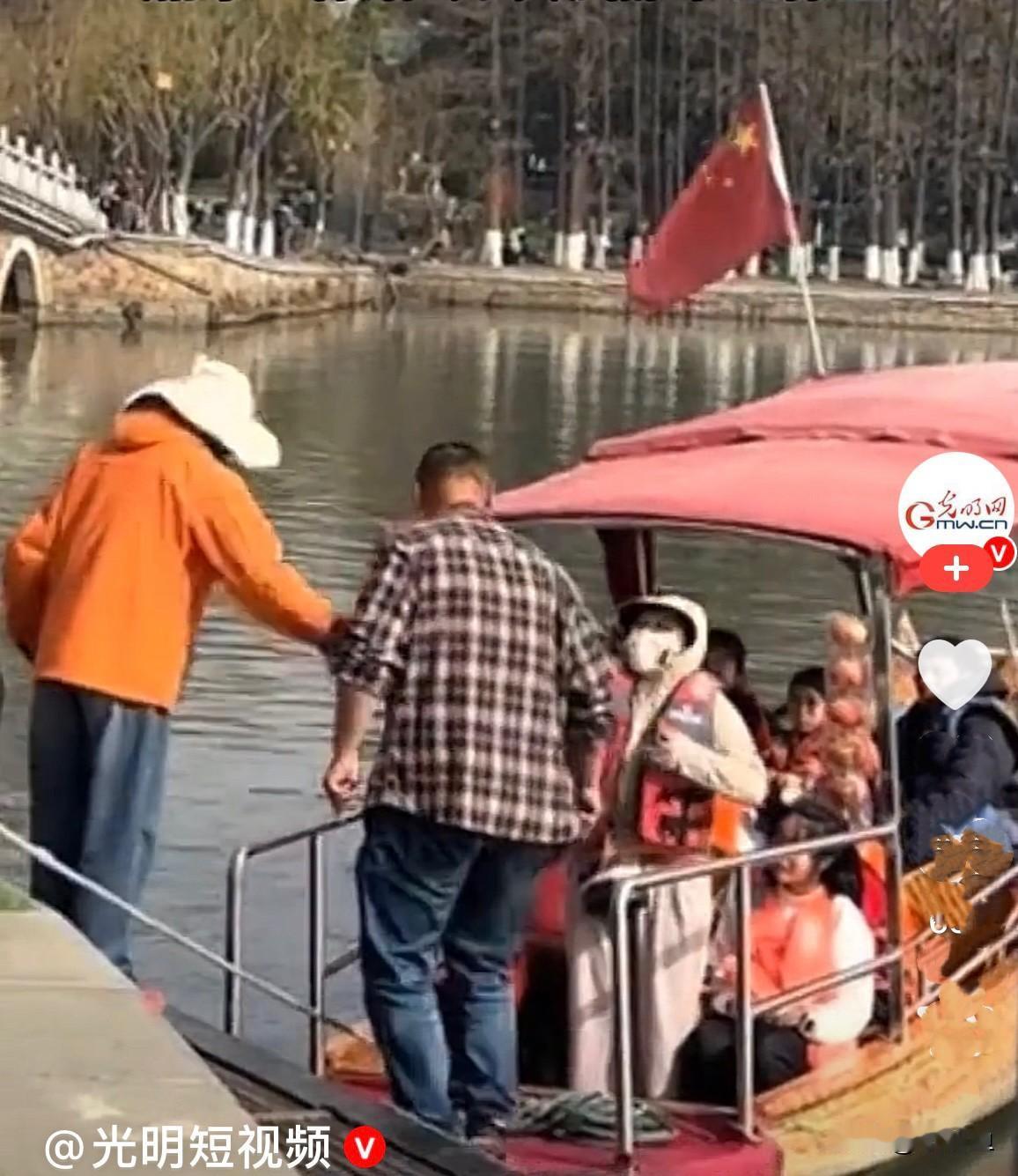 近日，河南一景区，大家都在高兴的游玩，一只小游船上已经快坐满了穿好救生衣的游客，