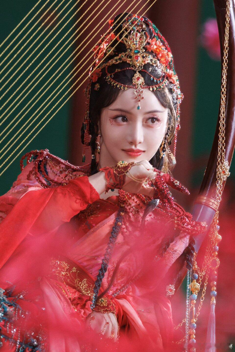 水龙吟姜贞羽的3套造型，有效出场！小红的两套妆造还蛮有记忆点后期的苗疆淡妆是真的