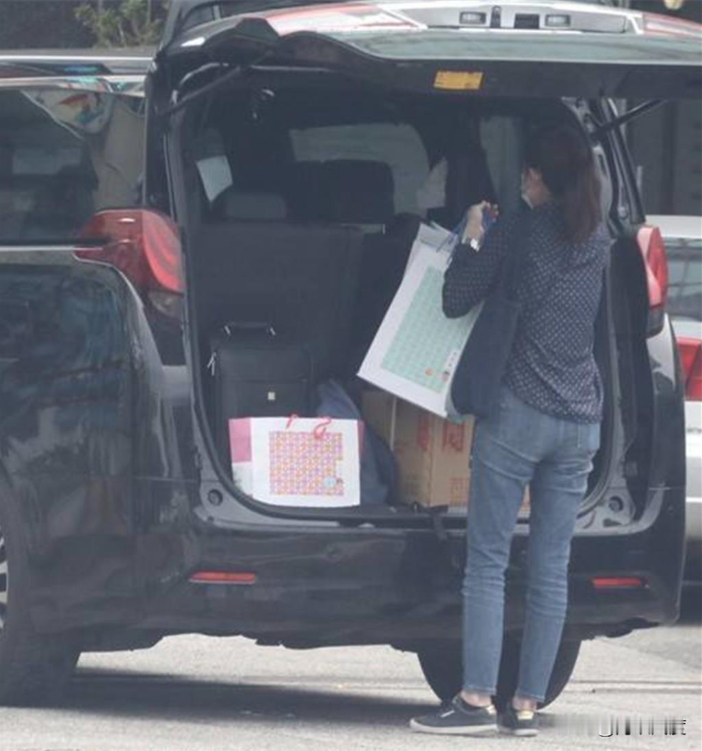 民众党民代委黄国昌今质询时爆料，监察机构负责人陈菊跑去高雄辅选，车上的「辅选伴手