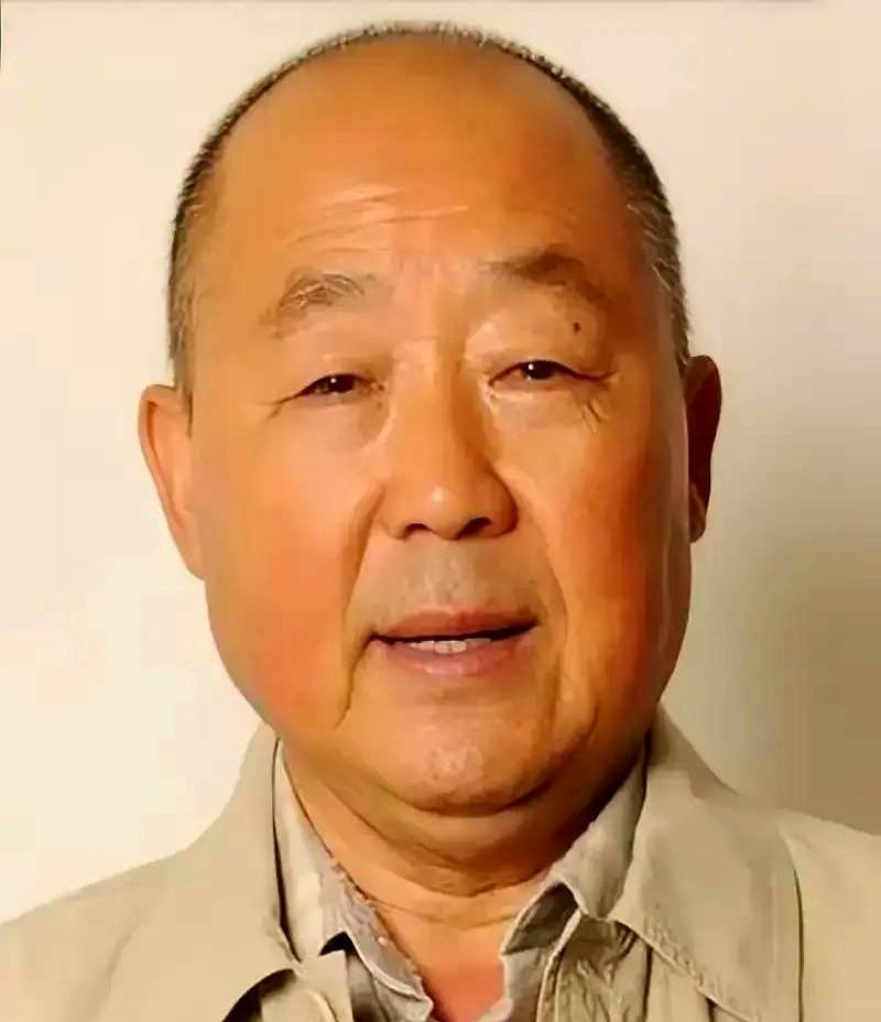 青岛片场，一个穿灰色夹克的老头被游客堵住要签名。
马恩然拿了金鸡奖连句场面话都不
