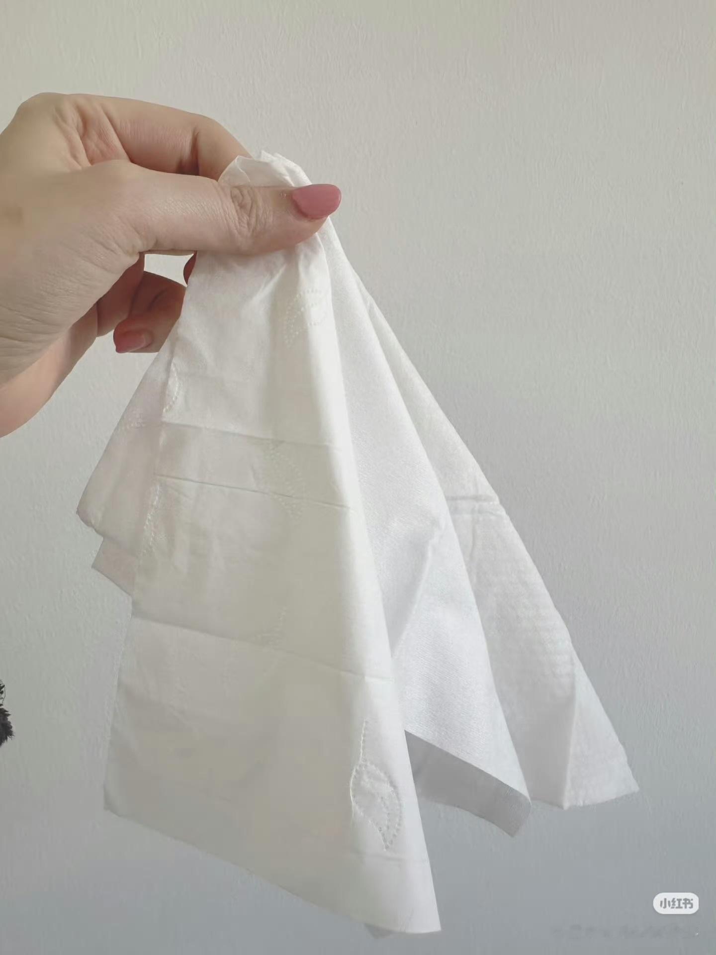 被纸巾背刺了日常随手囤的平价纸巾暗藏落差，纸面粗糙易掉屑、韧性差还易破，本以为实