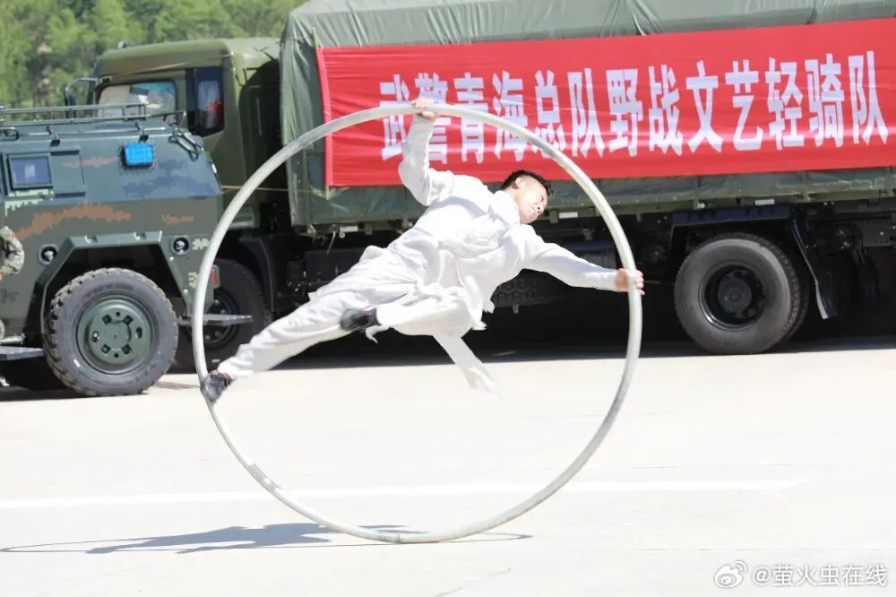 厉害了武警哥超话创作官烽火问鼎计划  高原沙场战鼓擂，文艺轻骑送温暖。为进一步丰