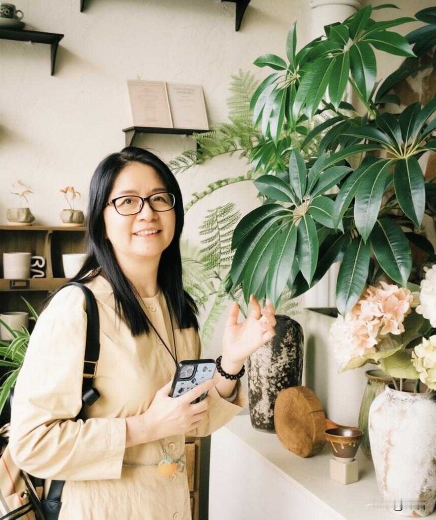 在时光的缝隙里，总有一株绿意能叩响心门。你看那叶脉舒展的姿态，像极了我们渴望生长