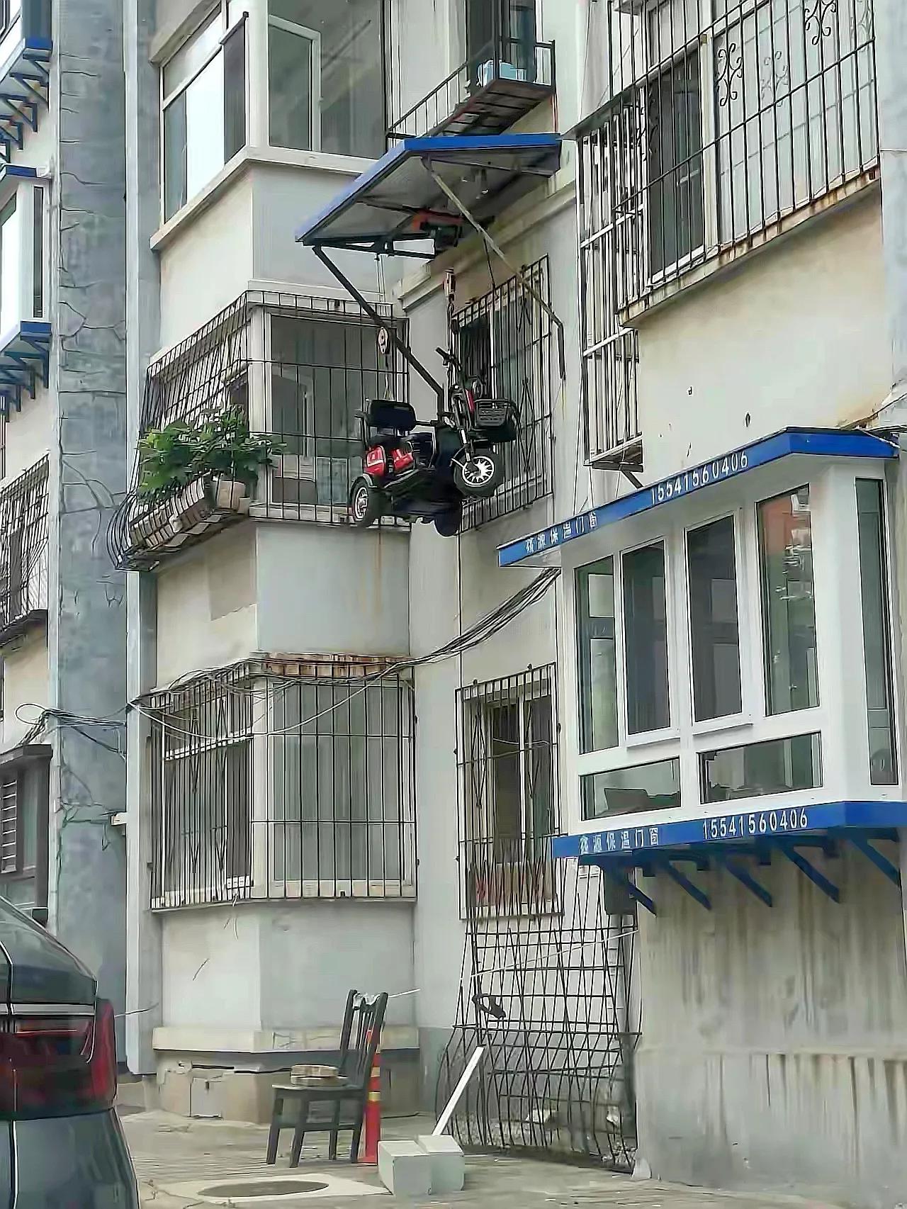 为了三轮车充上电，车子凌空而起上了二楼。
遮雨棚，升降滑轮，电动控制，空中悬吊…