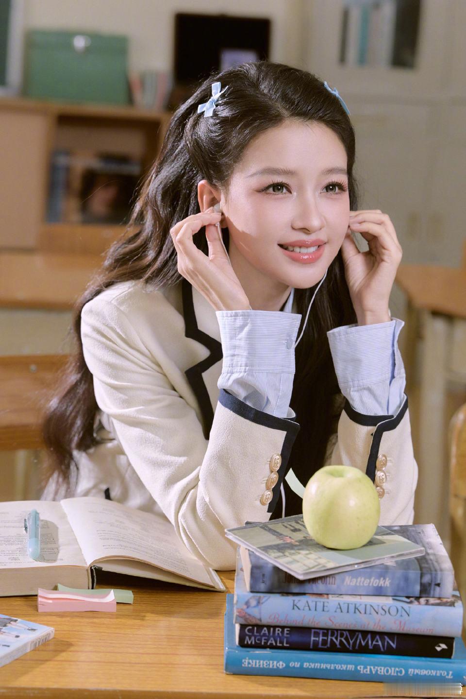 浪姐氛围感直接拉满！姐姐用心呈现每一个舞台，实力颜值双在线，满心盼望节目开播。乘