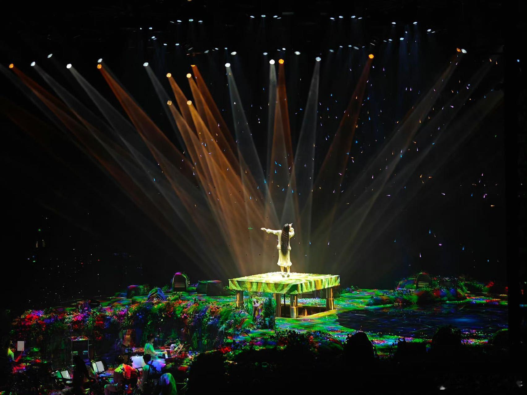 单依纯说恁真中 不得不说单依纯的亲和力真的绝了，来到郑州很快就适应本地氛围，方言