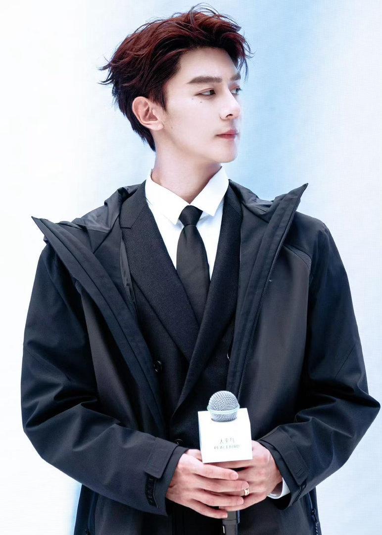 夏之光眼神好强的压迫感 镜头怼这么近还能撑住，说明他五官确实能打。但更难得的是眼