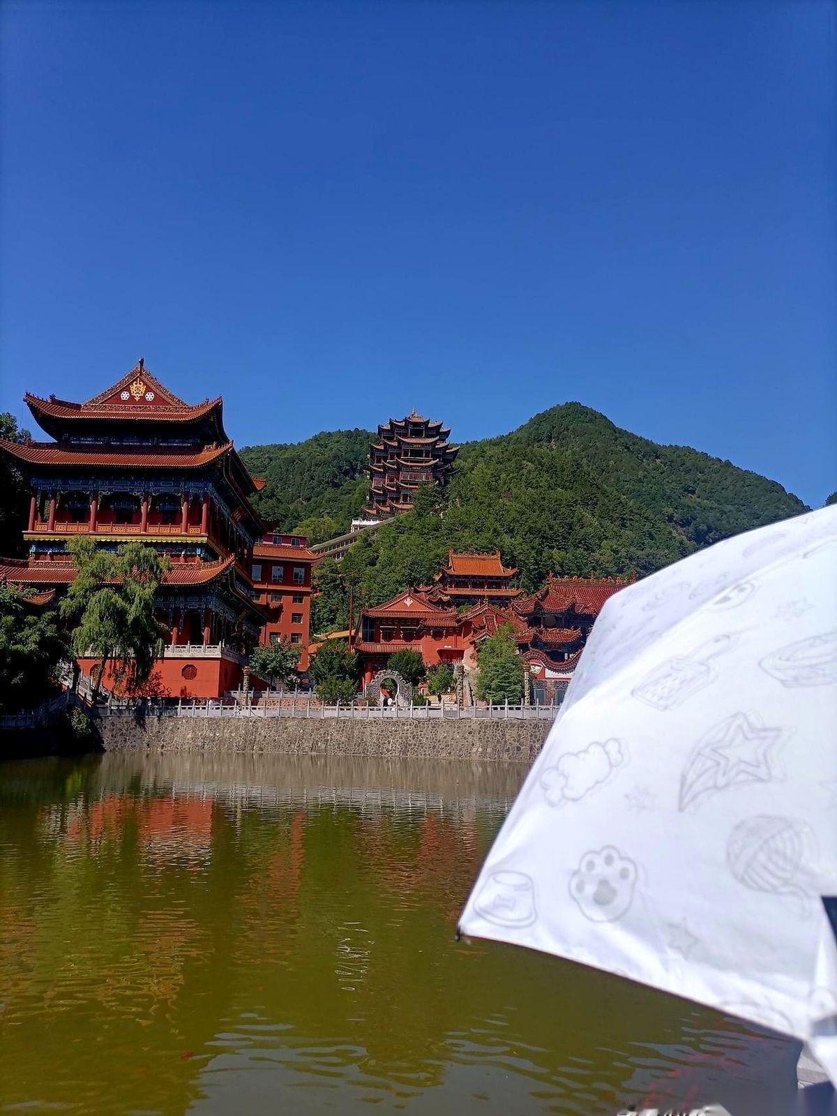 那把糖一递出去，牌面立马就变了。手气就像被抽走了魂，硬生生塞进了对面兜里。眼看着