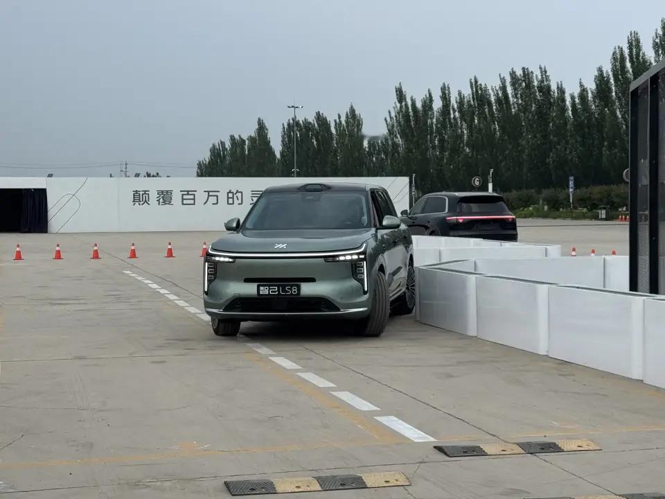 恒星超级增程：全场景无焦虑，刷新增程体验新高度

在城市与城郊道路试驾中，智己L
