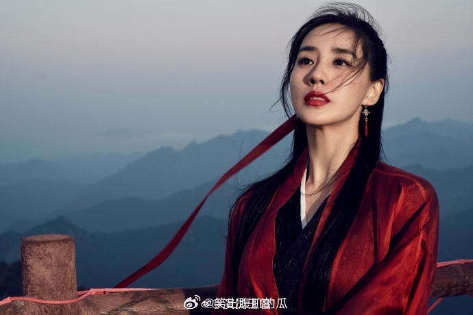 王智内娱最是演花木兰的人来了  王智红衣女刀客谁懂！红衣长刀气场杀疯，王智这模样