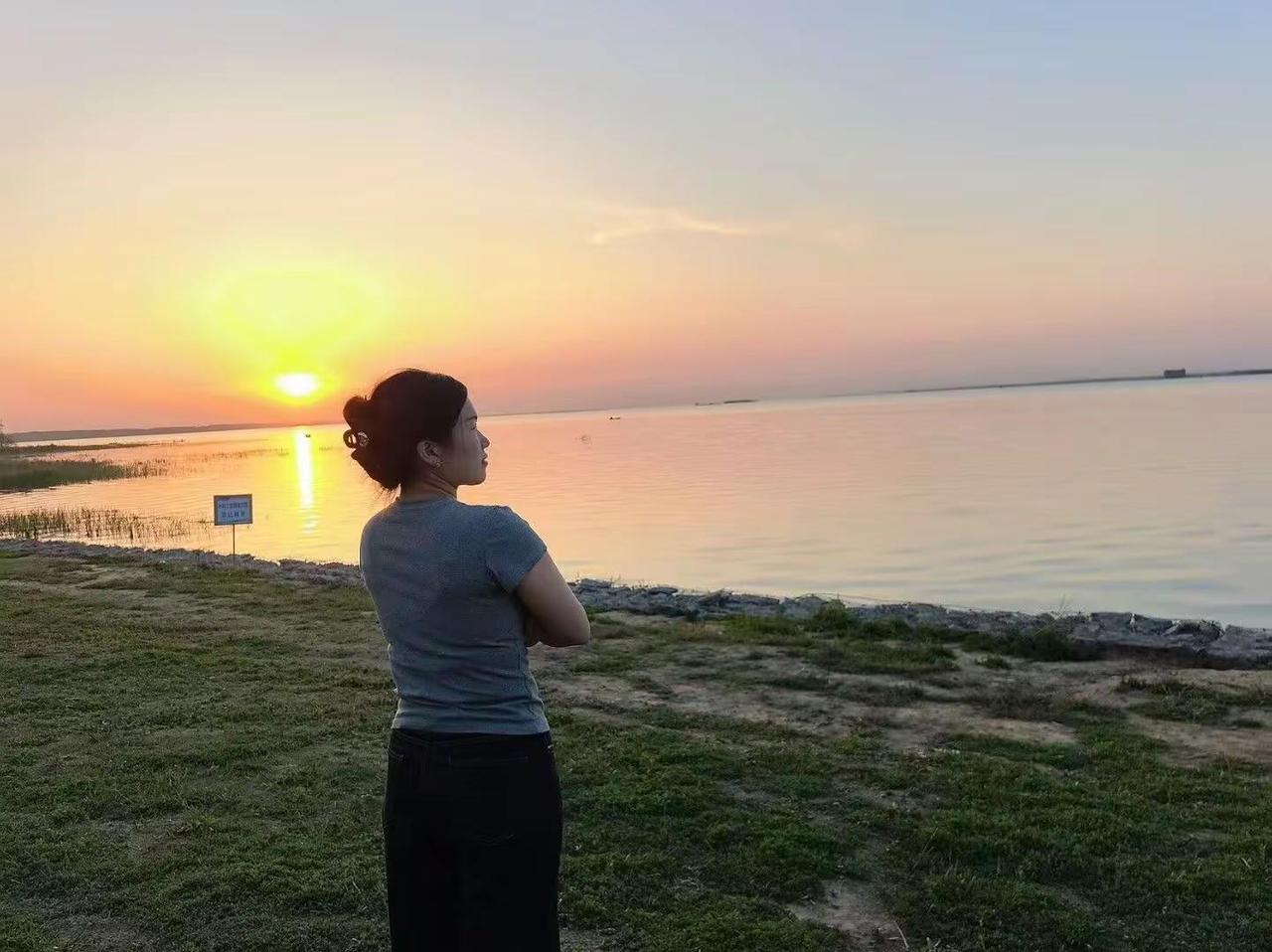 哭包小姐，展信佳，我依然坚信人生而独行，若旅途中有同路人，我会把甜的都留给你