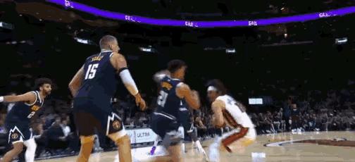 掘金天塌了。
约基奇轰然倒下，核磁共振的结果还没出来，空气里全是消毒水的味道。