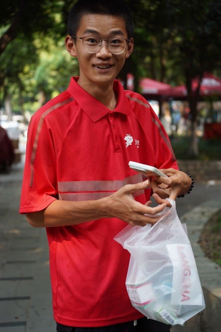 这小哥表情太丰富了像京津地区讲相声的 