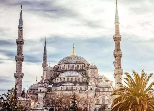 穿越时空的奇迹：圣索菲亚大教堂的辉煌与传奇

在土耳其伊斯坦布尔的心脏地带，有一