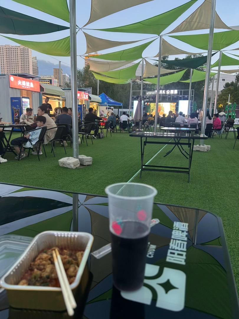 家门口开了啤酒节 他俩陪我喝了杯啤酒吃了点海鲜然后三个人就这样牵着手回家了怎么能
