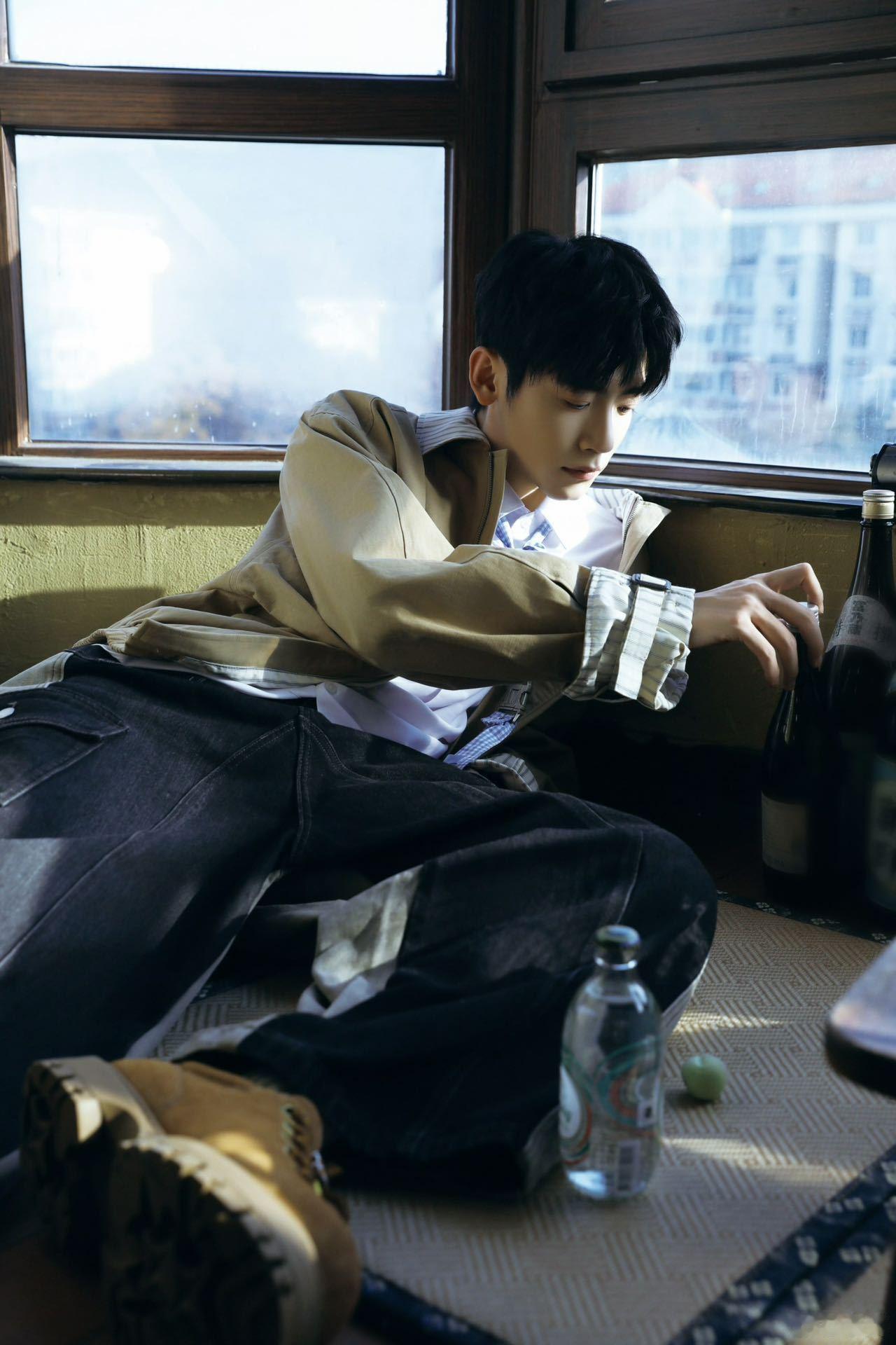 李卿很多照片都是女友视角曝李卿恋爱日常也是特别会营业的李卿，大部分都是助理拍、还