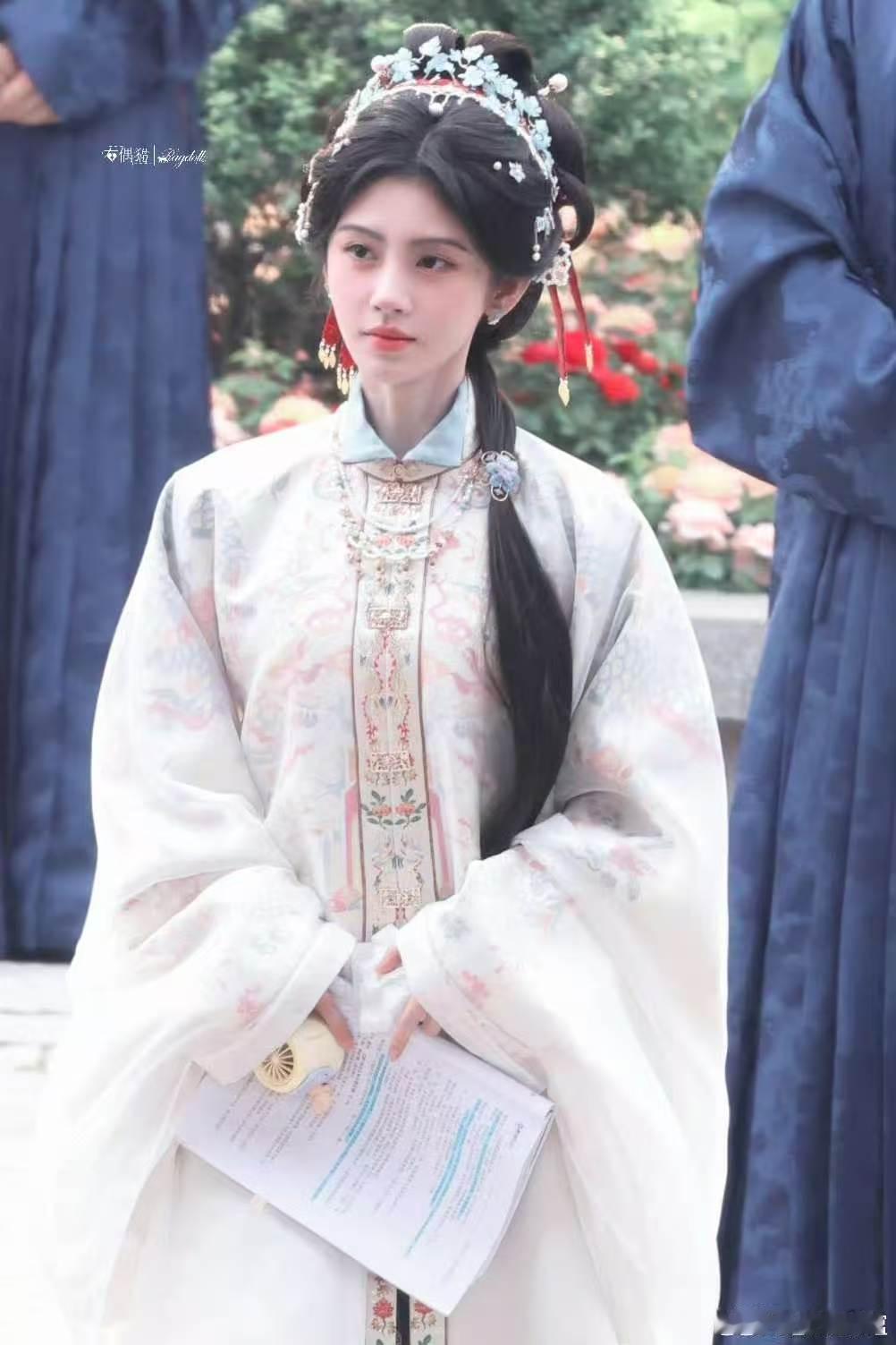 鞠婧祎万花世界新皮肤查收今日园林造型直接惊艳众人，柔和花色长衫和庭院景致适配度超
