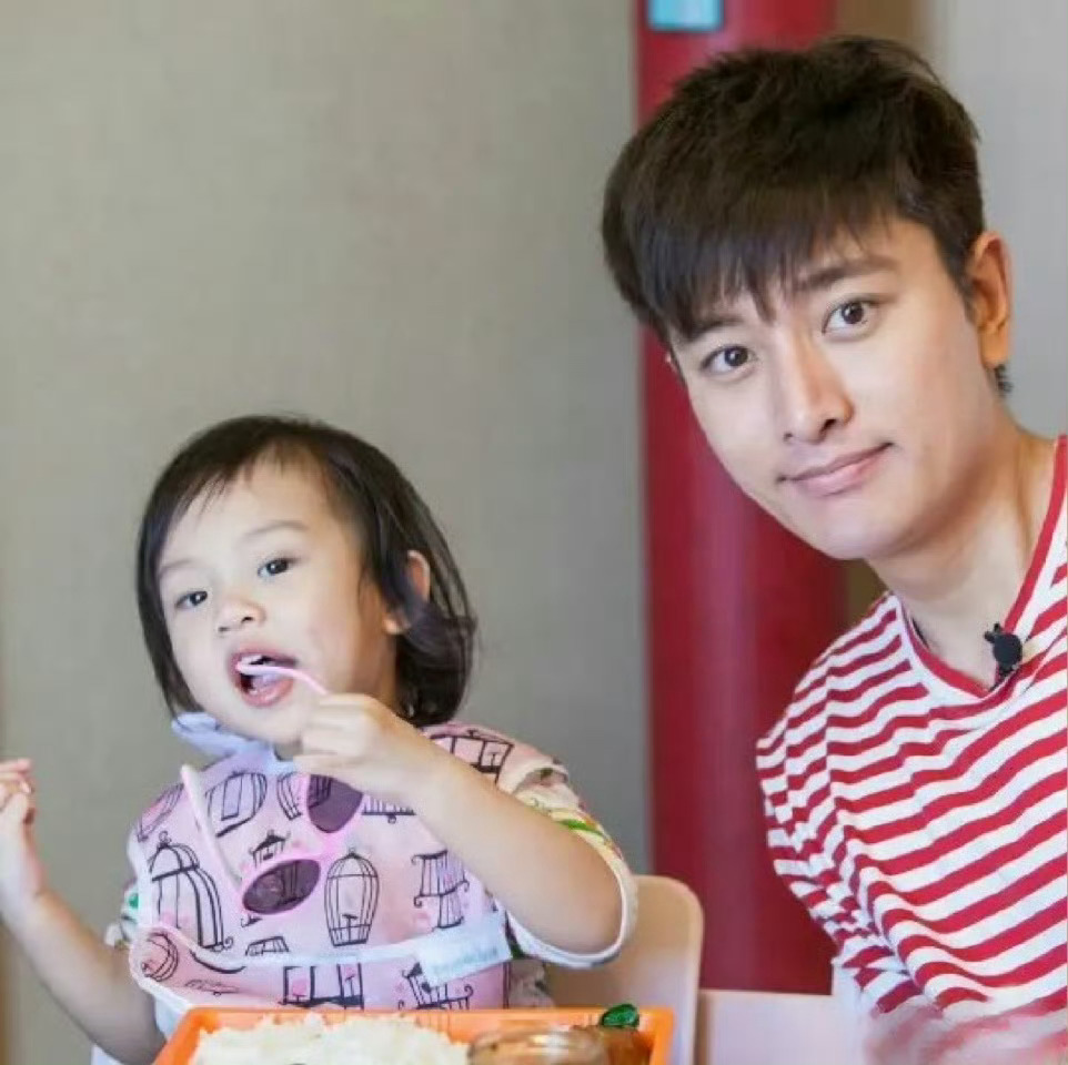 甜馨陪贾乃亮过42岁生日 看着我们的甜馨一年一年陪着爸爸过生日真的太暖心了。甜馨