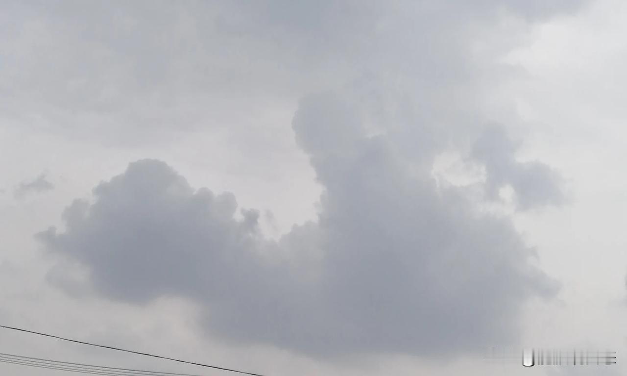 这应该就是天意吧！

抬头看到天空中的一片云，这形状太熟悉了。相信每一个中国人都