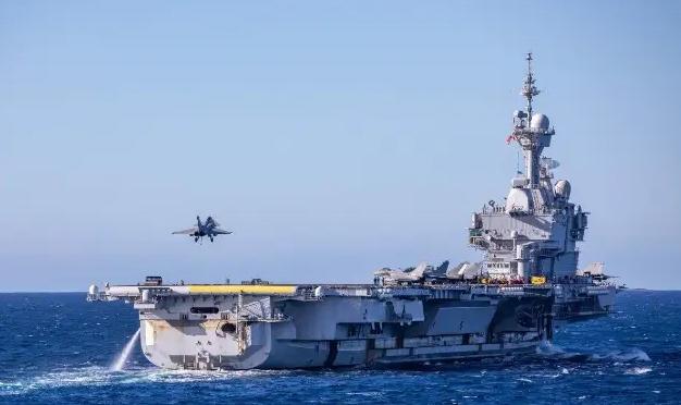 福特号航母撤退后，法国派了戴高乐号刷存在感，以为躲得挺好，结果一名水兵在航母上跑