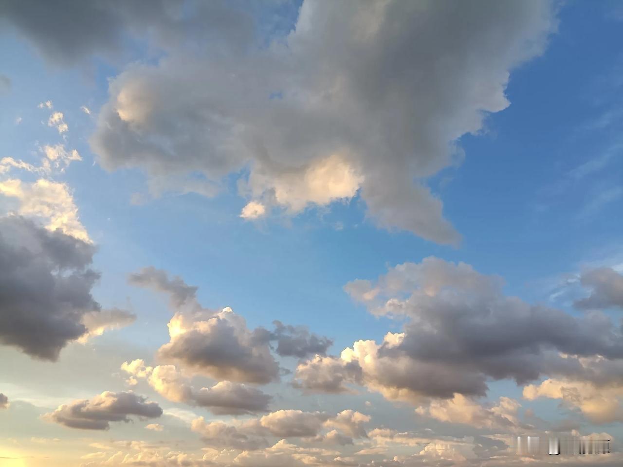 天空的美才是真正的美，像一幅美轮美奂的水彩画，还变幻无穷，让人迷恋！