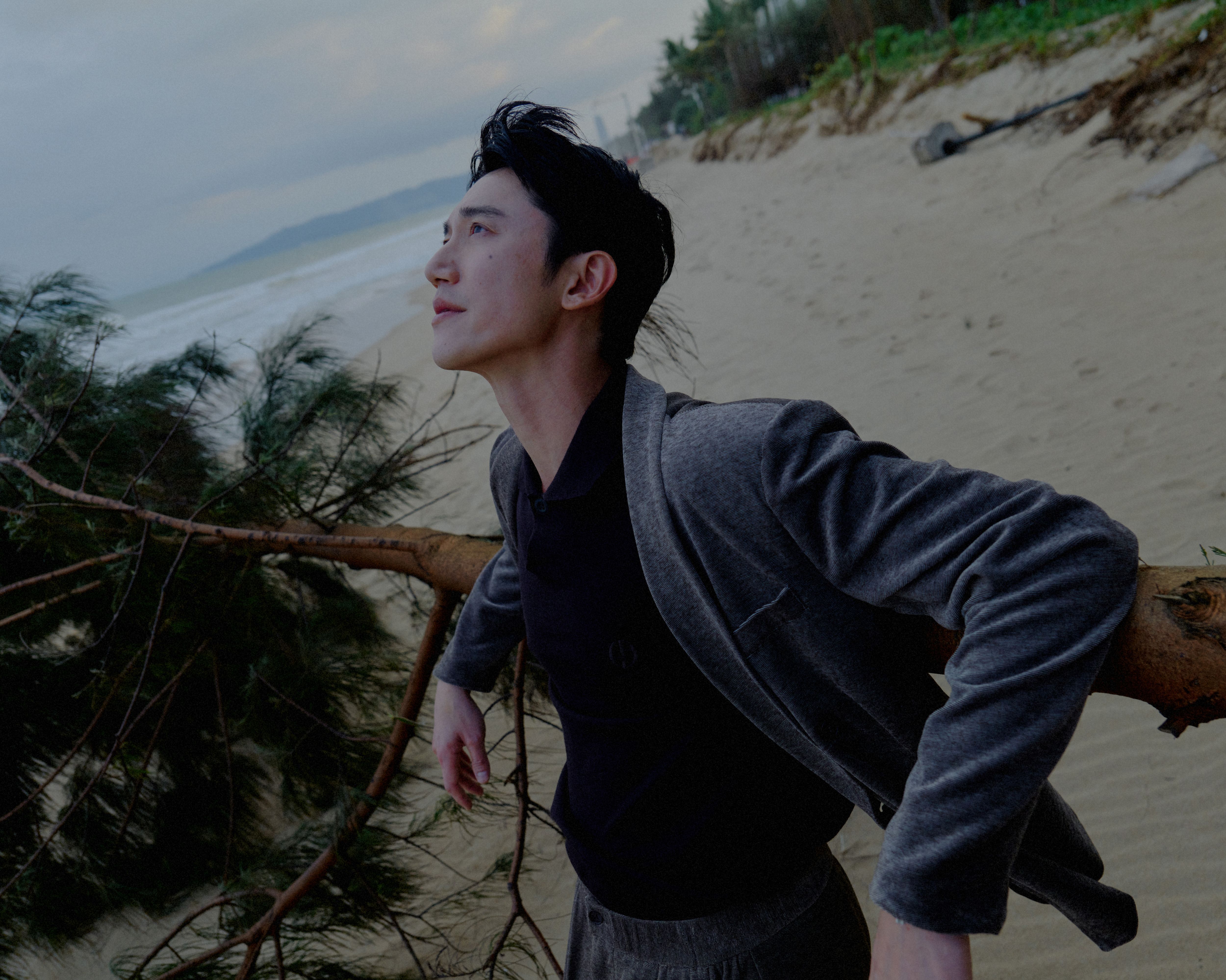 吴慷仁ELLE红毯 今日亮相ELLE风尚大典！利落西装恰好衬出他那份沉稳和从容，