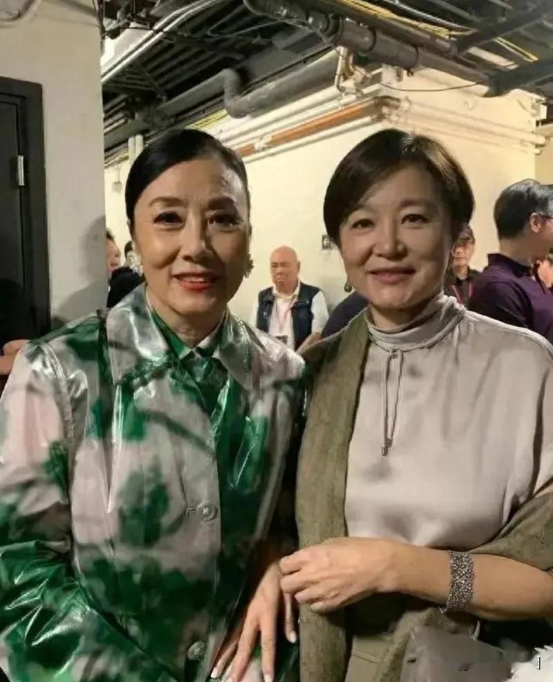 出生于1954年的林青霞与1947年的汪明荃同框，虽然两人都步入中老年女人行列，