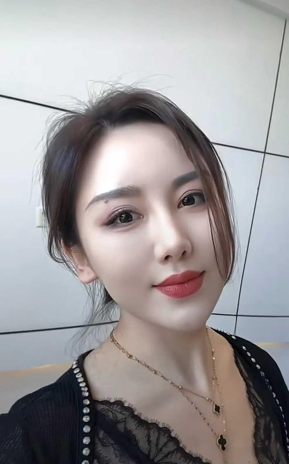 有懂的吗这眉毛下的痣可以点吗？