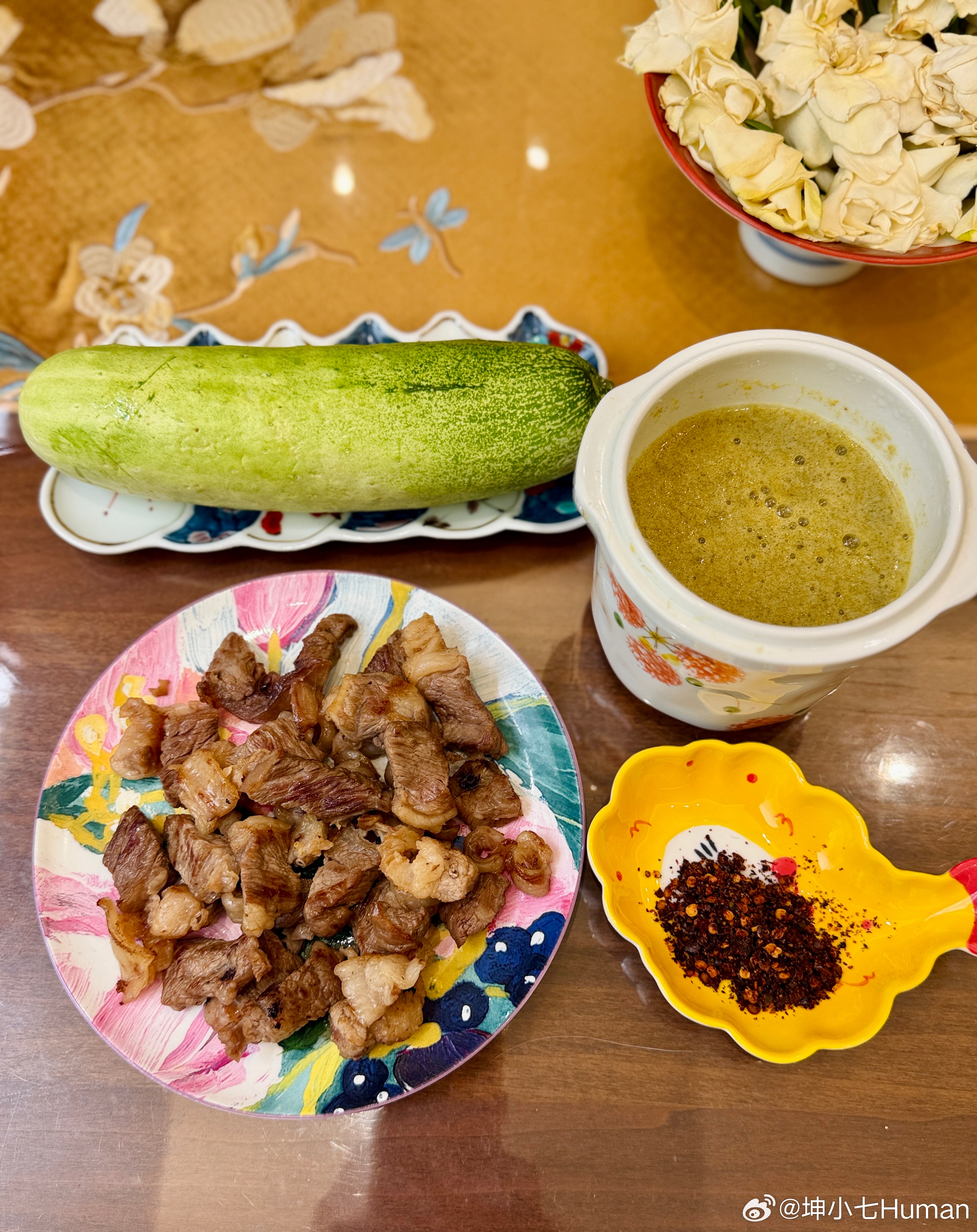 都恰了木有？仙女配餐必须来个特写，胖乎儿院摘肥瓜配上冒泡大鼻涕，咋样？