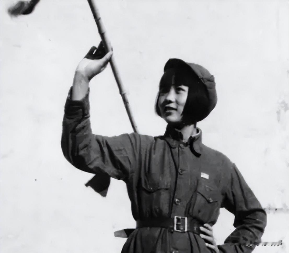 南昌起义陈赓中弹昏死水沟，一女兵将他背起，后来在上海街头重逢。
​​这件事发生在
