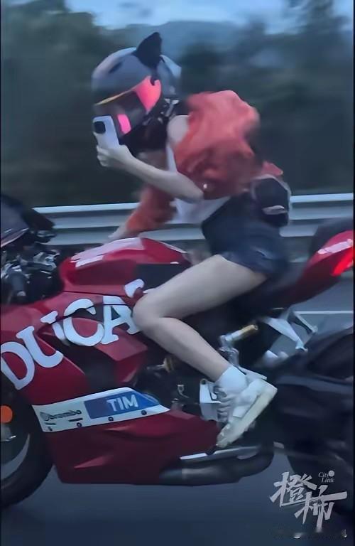 G15沈海高速，一名年轻女孩，骑红色杜卡迪Panigale V2狂飙。保时捷车内